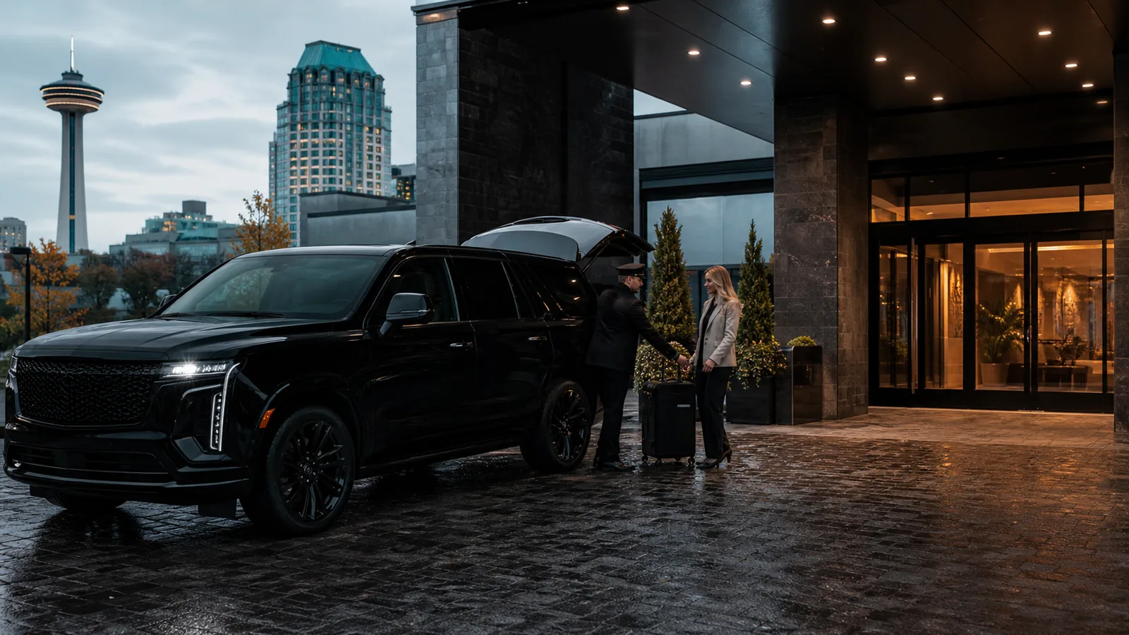 Voiture noire prenant en charge des passagers à un hôtel Fallsview à Niagara Falls
